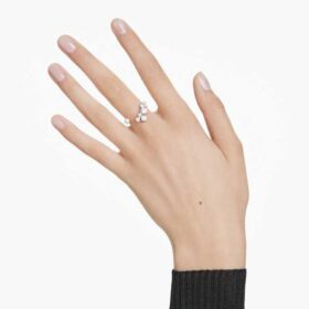 Anello aperto Constella con perla di cristallo, tagli rotondi, bianco, placcato in rodio Anello aperto Constella con perla di cristallo, tagli rotondi, bianco, placcato in rodio