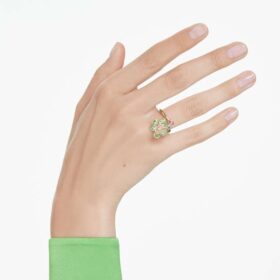 Anello aperto Idyllia con tagli misti, fiore, verde, placcato oro Anello aperto Idyllia con tagli misti, fiore, verde, placcato oro