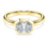 Anello con castone ottagonale, diamanti sintetici 1,0 ct totali, forma ottagonale, oro giallo 14K Anello con castone ottagonale, diamanti sintetici 1,0 ct totali, forma ottagonale, oro giallo 14K