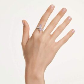 Anello con motivo Ariana Grande X Swarovski, tagli misti, libellula, multicolore, placcato in rodio Anello con motivo Ariana Grande X Swarovski, tagli misti, libellula, multicolore, placcato in rodio
