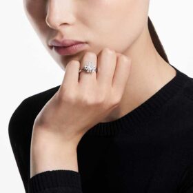 Anello Galaxy con diamanti sintetici da 2 carati in totale, forma rotonda, oro bianco 14K Anello Galaxy con diamanti sintetici da 2 carati in totale, forma rotonda, oro bianco 14K