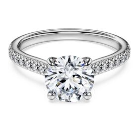 Anello solitario Eternity con diamanti sintetici da 1,7 carati in totale, forma rotonda, oro bianco 14K Anello solitario Eternity con diamanti sintetici da 1,7 carati in totale, forma rotonda, oro bianco 14K