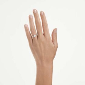 Anello solitario Eternity con diamanti sintetici da 1 carato in totale, taglio a pera, oro bianco 14K Anello solitario Eternity con diamanti sintetici da 1 carato in totale, taglio a pera, oro bianco 14K