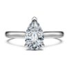 Anello solitario Eternity con diamanti sintetici da 1 carato in totale, taglio a pera, oro bianco 14K Anello solitario Eternity con diamanti sintetici da 1 carato in totale, taglio a pera, oro bianco 14K