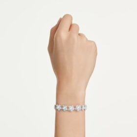 Bracciale Ariana Grande X Swarovski con cristalli a taglio rotondo, fiori, bianco, placcato in rodio Bracciale Ariana Grande X Swarovski con cristalli a taglio rotondo, fiori, bianco, placcato in rodio