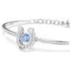 Bracciale rigido Symbolica con taglio rotondo, pavé, ferro di cavallo, blu, placcato in rodio Bracciale rigido Symbolica con taglio rotondo, pavé, ferro di cavallo, blu, placcato in rodio