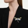 Spilla e accessorio per capelli Ariana Grande X Swarovski con perla di cristallo, tagli misti, libellula, bianco, placcato in rodio Spilla e accessorio per capelli Ariana Grande X Swarovski con perla di cristallo, tagli misti, libellula, bianco, placcato in rodio