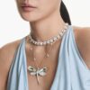 Ciondolo e spilla Ariana Grande X Swarovski con perla di cristallo, tagli misti, libellula, bianco, placcato in rodio Ciondolo e spilla Ariana Grande X Swarovski con perla di cristallo, tagli misti, libellula, bianco, placcato in rodio