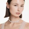 Collana Ariana Grande X Swarovski, taglio rotondo, fiore, bianco, placcata in rodio Collana Ariana Grande X Swarovski, taglio rotondo, fiore, bianco, placcata in rodio