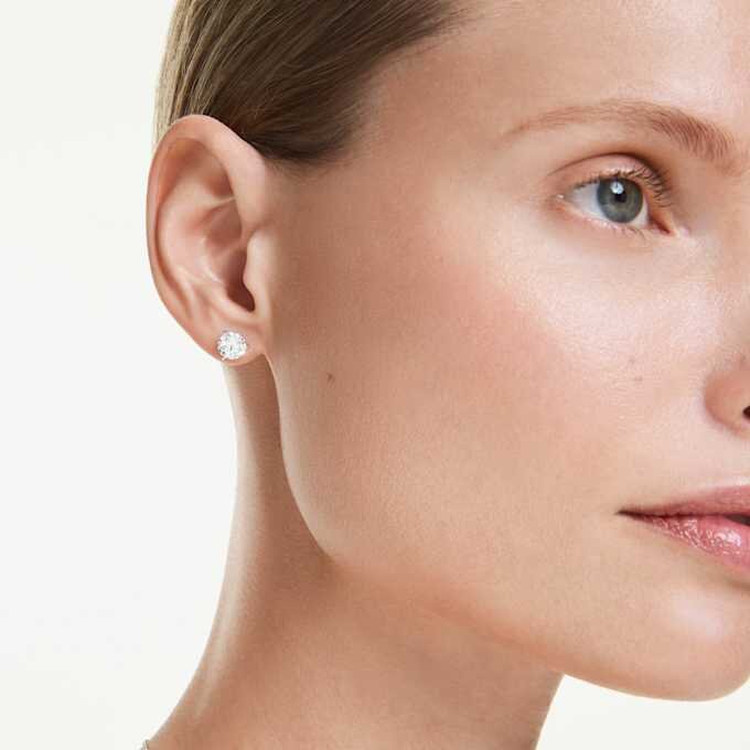 Orecchini a bottone Eternity con diamanti sintetici da laboratorio 2,0 carati in totale, forma rotonda, oro bianco 14K Orecchini a bottone Eternity con diamanti sintetici da laboratorio 2,0 carati in totale, forma rotonda, oro bianco 14K