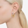 Orecchini a cerchio Dextera, design asimmetrico, anelli intrecciati, bianchi, placcati in oro