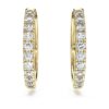 Orecchini a cerchio Eternity con diamanti sintetici 0,5 ct totali, forma rotonda, oro giallo 14K Orecchini a cerchio Eternity con diamanti sintetici 0,5 ct totali, forma rotonda, oro giallo 14K
