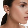 Orecchini a cerchio Eternity con diamanti sintetici 0,56 ct totali, forma rotonda, argento sterling Orecchini a cerchio Eternity con diamanti sintetici 0,56 ct totali, forma rotonda, argento sterling