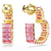 Orecchini a cerchio Matrix con taglio baguette, a forma di cuore, piccoli, rosa, placcati in oro Orecchini a cerchio Matrix con taglio baguette, a forma di cuore, piccoli, rosa, placcati in oro