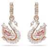 Orecchini a goccia a forma di cigno con pavé, cigno, rosa Orecchini a goccia a forma di cigno con pavé, cigno, rosa