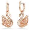 Orecchini a goccia a forma di cigno con pavé, cigno, rosa Orecchini a goccia a forma di cigno con pavé, cigno, rosa