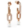 Orecchini pendenti Constella con perla di cristallo, taglio rotondo, bianchi, placcati in oro rosa Orecchini pendenti Constella con perla di cristallo, taglio rotondo, bianchi, placcati in oro rosa