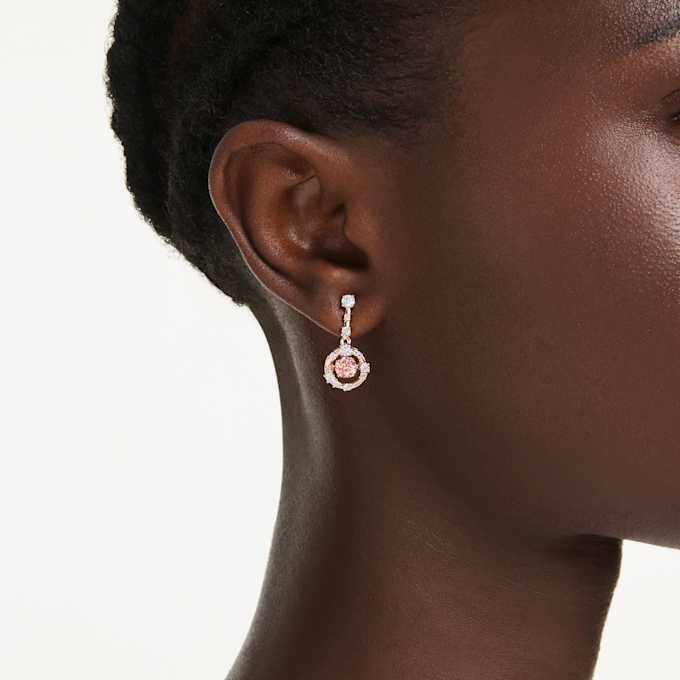 Orecchini pendenti Constella con taglio rotondo, pietra danzante, rosa, placcati in oro rosa Orecchini pendenti Constella con taglio rotondo, pietra danzante, rosa, placcati in oro rosa