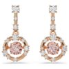 Orecchini pendenti Constella con taglio rotondo, pietra danzante, rosa, placcati in oro rosa Orecchini pendenti Constella con taglio rotondo, pietra danzante, rosa, placcati in oro rosa