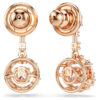 Orecchini pendenti Constella con taglio rotondo, pietra danzante, rosa, placcati in oro rosa Orecchini pendenti Constella con taglio rotondo, pietra danzante, rosa, placcati in oro rosa