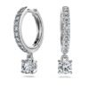 Orecchini pendenti Eternity con diamanti sintetici 0,7 Ct Tw, forma rotonda, oro bianco 14K Orecchini pendenti Eternity con diamanti sintetici 0,7 Ct Tw, forma rotonda, oro bianco 14K