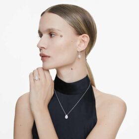 Orecchini pendenti Eternity con diamanti sintetici da 1,25 carati in totale, forma a pera, oro bianco 14K