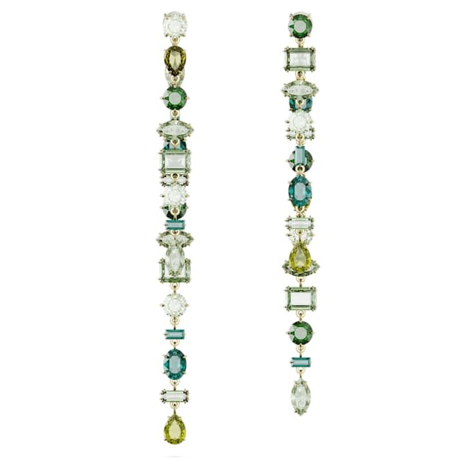 Orecchini pendenti Gema: design asimmetrico, tagli misti, extra lunghi, verdi, placcati in oro Orecchini pendenti Gema: design asimmetrico, tagli misti, extra lunghi, verdi, placcati in oro