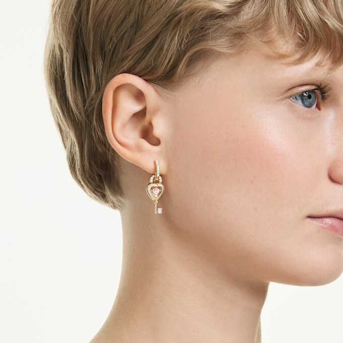 Orecchini pendenti Idyllia con ear cuff, tagli misti, cuore con chiave, rosa, placcati in oro Orecchini pendenti Idyllia con ear cuff, tagli misti, cuore con chiave, rosa, placcati in oro
