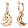 Orecchini pendenti Sublima con perla di cristallo, design asimmetrico, luna, multicolori, placcati in oro rosa Orecchini pendenti Sublima con perla di cristallo, design asimmetrico, luna, multicolori, placcati in oro rosa