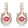 Orecchini pendenti Symbolica con perla di cristallo, taglio rotondo, pavé, a ferro di cavallo, rossi, placcati in oro rosa Orecchini pendenti Symbolica con perla di cristallo, taglio rotondo, pavé, a ferro di cavallo, rossi, placcati in oro rosa