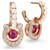 Orecchini pendenti Symbolica con perla di cristallo, taglio rotondo, pavé, a ferro di cavallo, rossi, placcati in oro rosa Orecchini pendenti Symbolica con perla di cristallo, taglio rotondo, pavé, a ferro di cavallo, rossi, placcati in oro rosa