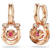 Orecchini pendenti Symbolica con perla di cristallo, taglio rotondo, pavé, a ferro di cavallo, rossi, placcati in oro rosa Orecchini pendenti Symbolica con perla di cristallo, taglio rotondo, pavé, a ferro di cavallo, rossi, placcati in oro rosa