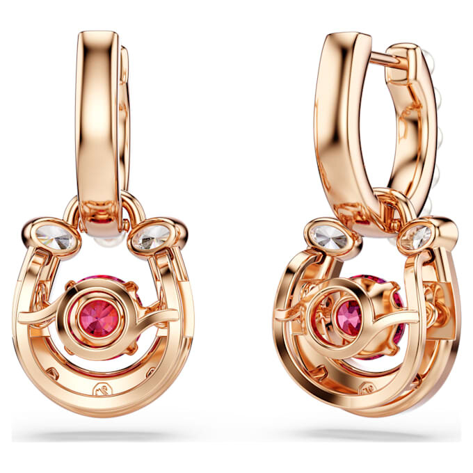 Orecchini pendenti Symbolica con perla di cristallo, taglio rotondo, pavé, a ferro di cavallo, rossi, placcati in oro rosa Orecchini pendenti Symbolica con perla di cristallo, taglio rotondo, pavé, a ferro di cavallo, rossi, placcati in oro rosa