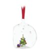Ornamento a forma di palla con albero e regali “Holiday Cheers” Ornamento a forma di palla con albero e regali “Holiday Cheers”