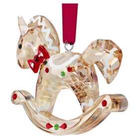Ornamento natalizio “Holiday Cheers” a forma di cavallo a dondolo di pan di zenzero