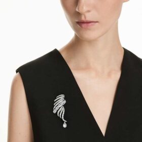 Spilla della Collezione Vienna “Feather”, bianca, placcata in rutenio